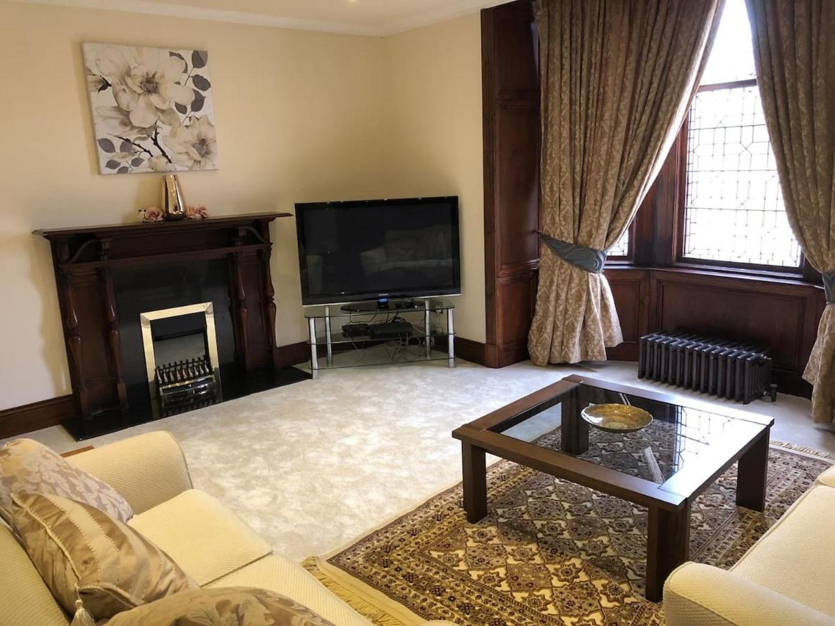 Beautiful 4-Bed Villa In Глазгоу Екстериор снимка