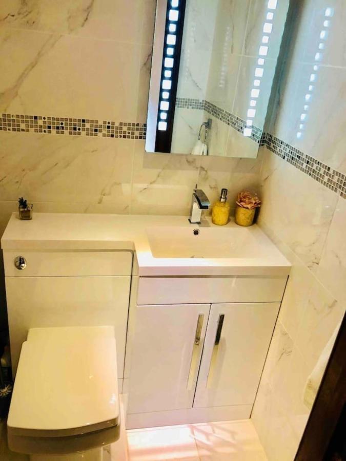 Beautiful 4-Bed Villa In Глазгоу Екстериор снимка