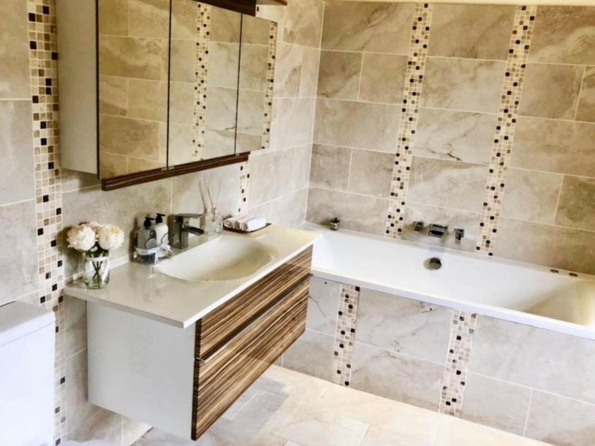 Beautiful 4-Bed Villa In Глазгоу Екстериор снимка